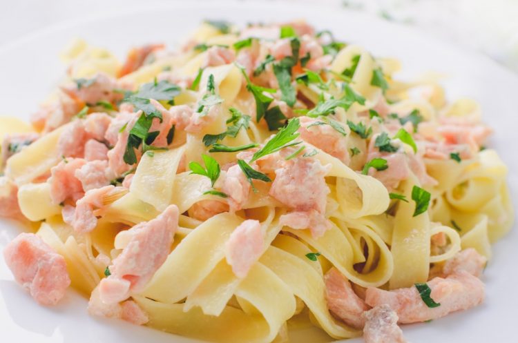 Tagliatelle Al Salmone: La Ricetta Senza Panna - Melarossa