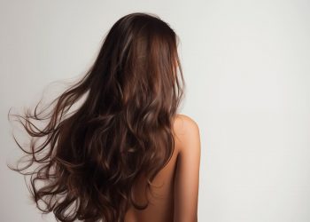 donna di schiena con spalle nude che ha capelli lunghissimi