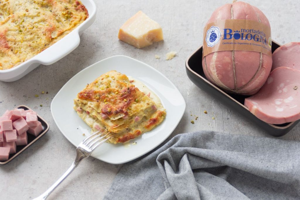 lasagne mortadella e pistacchio