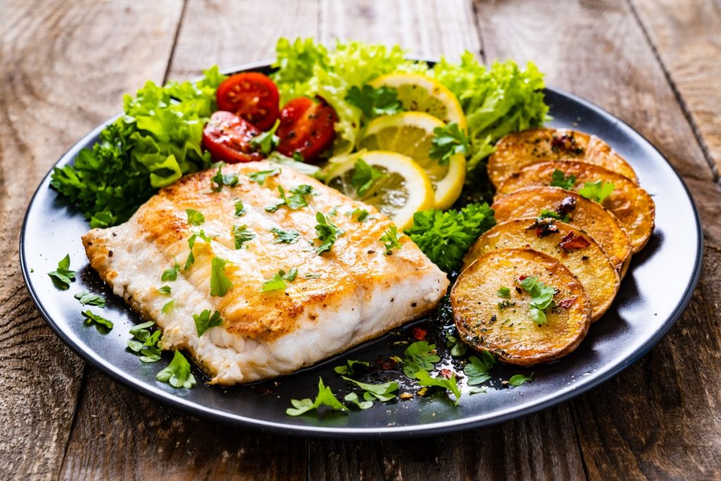 piatto tondo con trancio di merluzzo al line, verdure e patate