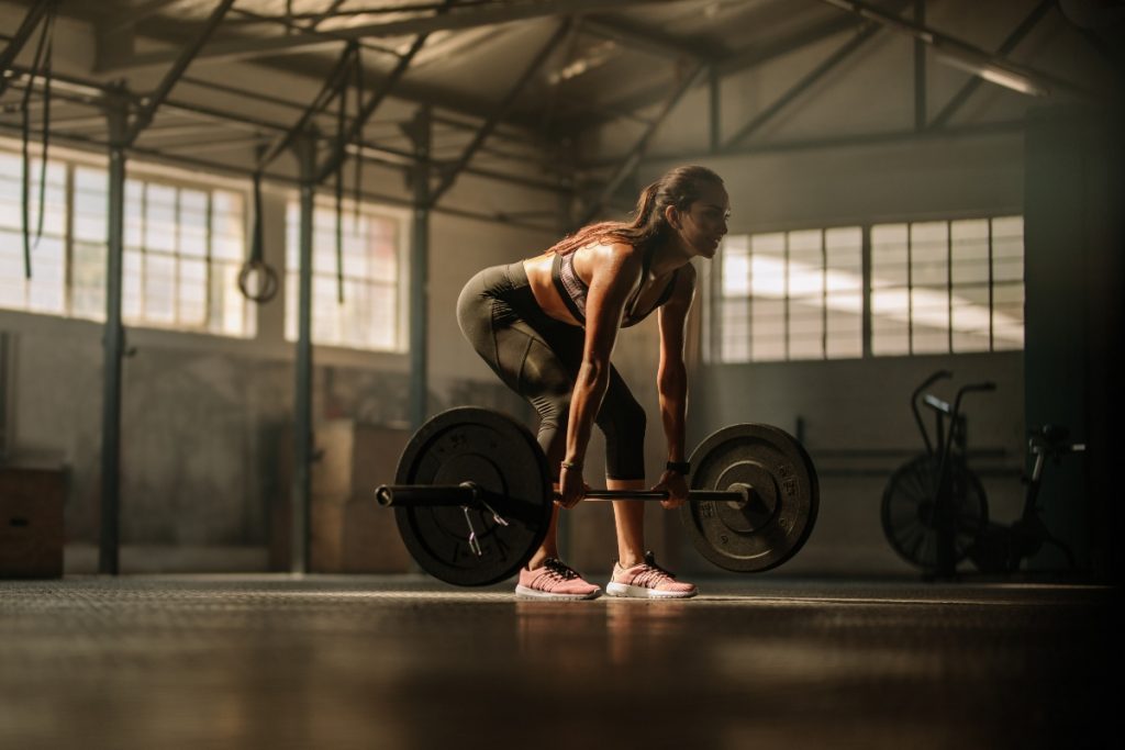 deadlift o stacco da terra: che cos'è, benefici, come farlo correttamente, varianti e controindicazioni