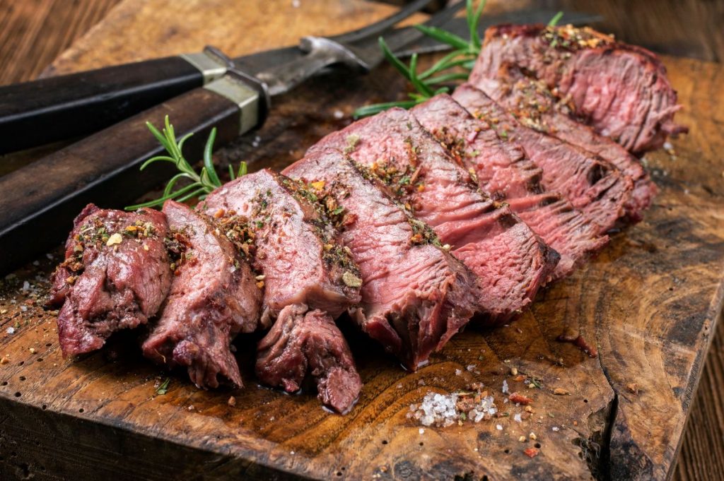 base di legno con tagliata di manzo