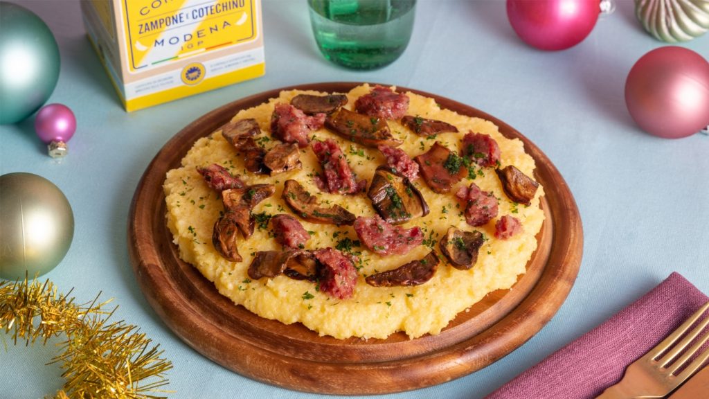 su tavolo tagliere con zampone e polenta con le palline di Natale