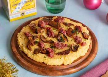 su tavolo tagliere con zampone e polenta con le palline di Natale