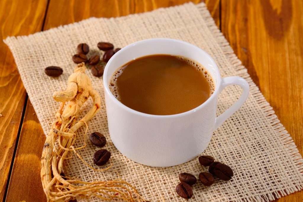 Una tazza bianca colma di caffè al ginseng