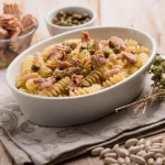 una zuppiera ovale piena di fusilli al tonno in bianco