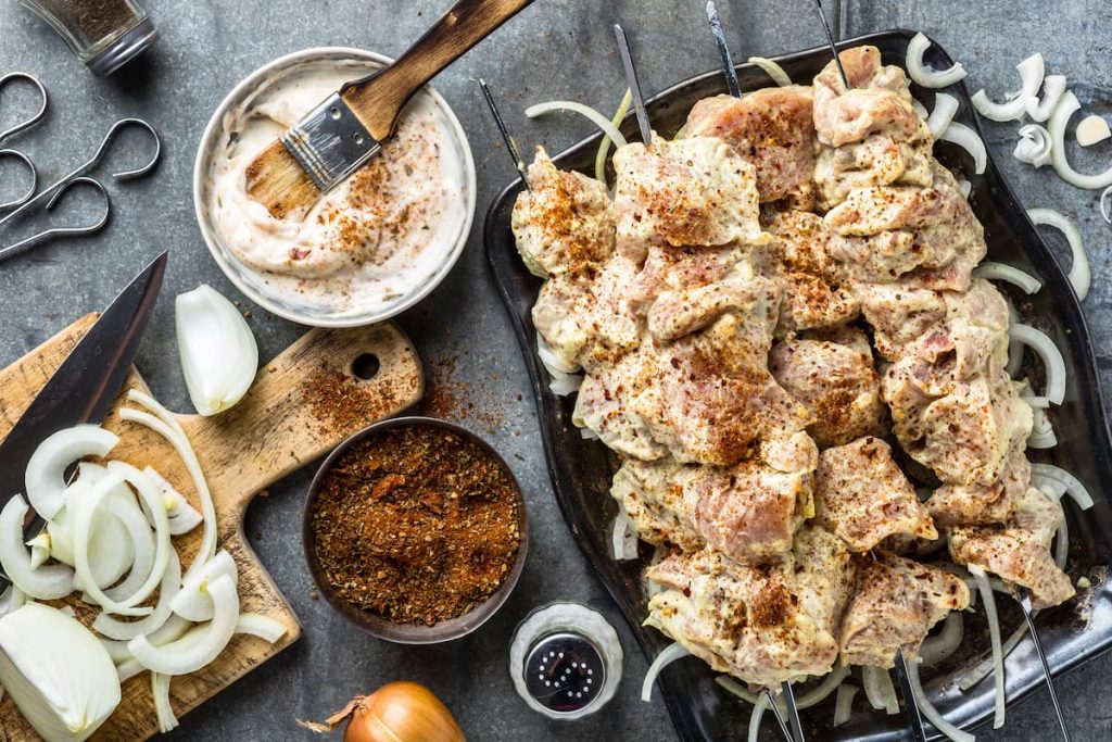 piano da cucina pollo vassoio di cosce di pollo con ingredienti per marinatura