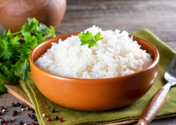 Una ciotola colma di riso in bianco