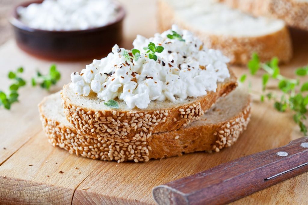 Una fetta di pane con dei fiocchi di latte sopra