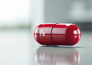 primo piano di una pillola integratori ferro con il simbolo FE