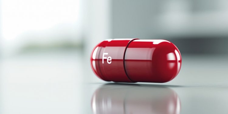 primo piano di una pillola integratori ferro con il simbolo FE