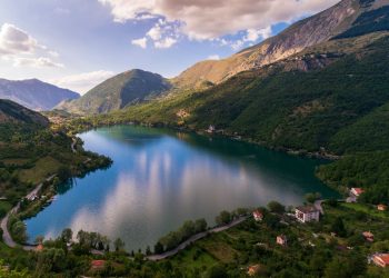 Lago di scanno in Abruzzo immerso nel verde