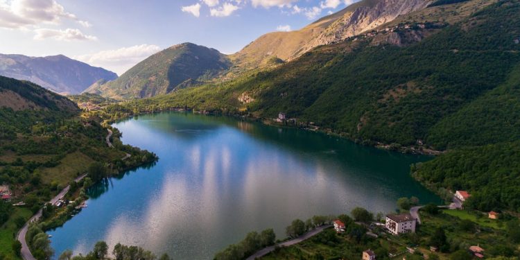 Lago di scanno in Abruzzo immerso nel verde