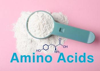 su sfondo rosa, cucchiaio di plastica con aminoacidi essenziali e formula chimica
