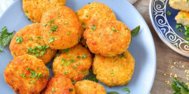 piatto azzurro con tante polpette dorate