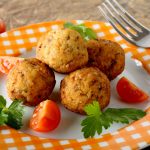 piatto colorato con polpette di pesce spada, pomodorini e prezzemolo