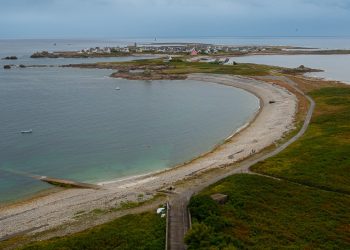 baia a mezzaluna sul mare con spiaggia e vegetazione