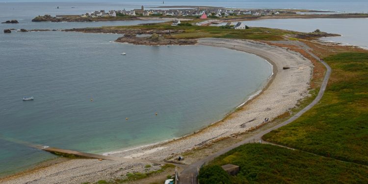 baia a mezzaluna sul mare con spiaggia e vegetazione