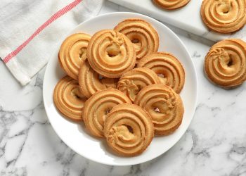 piatto bianco con biscotti frollini rotondi