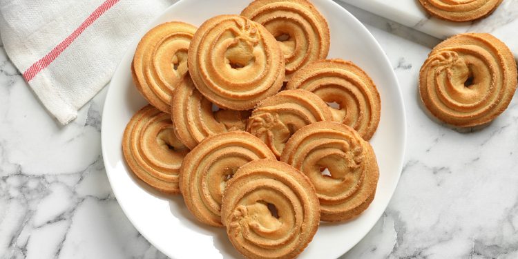 piatto bianco con biscotti frollini rotondi