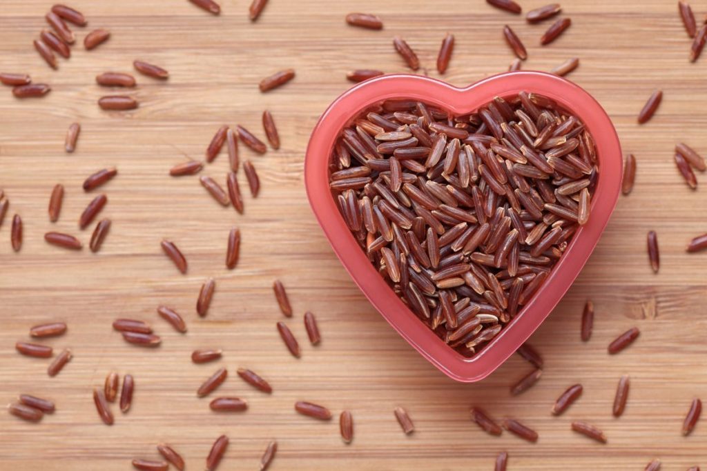 Una ciotola a forma di cuore con del riso rosso fermentato