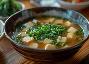 Foto di un piatto di una zuppa di Miso