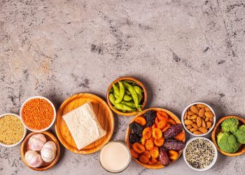 su tavolo di marmo, ciotole con cibi ricchi si fitoestrogeni come soia, tofu, edamame e frutta secca