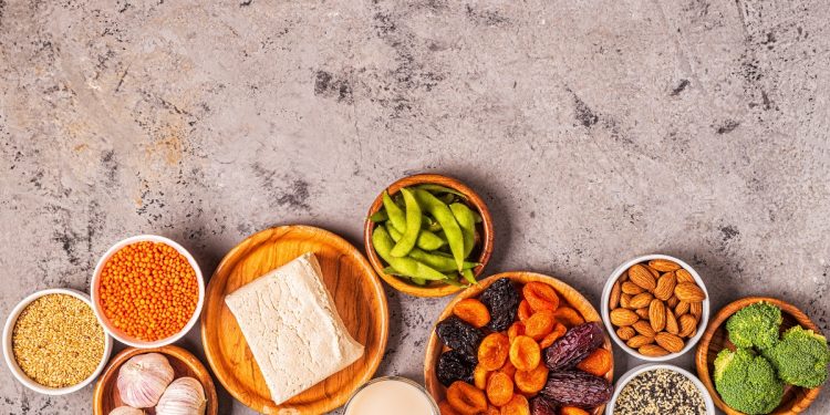 su tavolo di marmo, ciotole con cibi ricchi si fitoestrogeni come soia, tofu, edamame e frutta secca