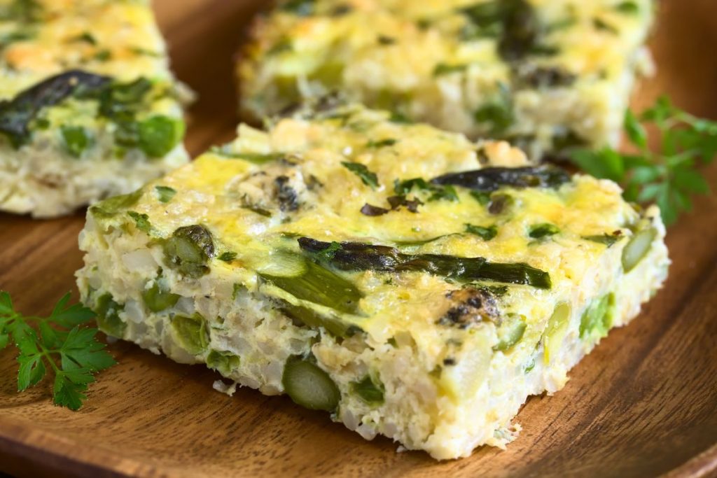 una frittata con asparagi divisa in quadretti