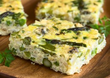 una frittata con asparagi divisa in quadretti