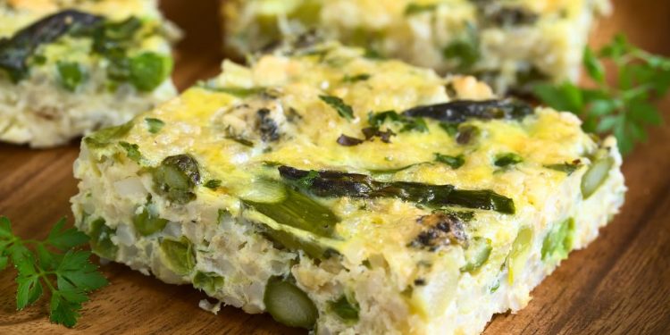 una frittata con asparagi divisa in quadretti