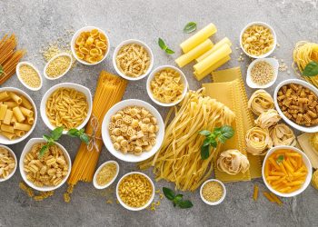 tante ciotole bianche con tanti diversi tipi di pasta non cotta