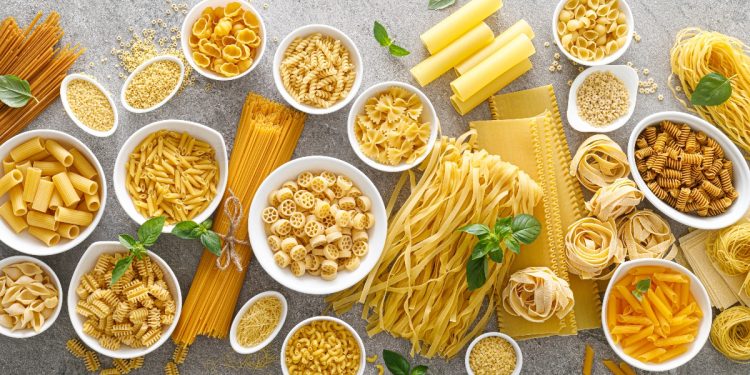 tante ciotole bianche con tanti diversi tipi di pasta non cotta