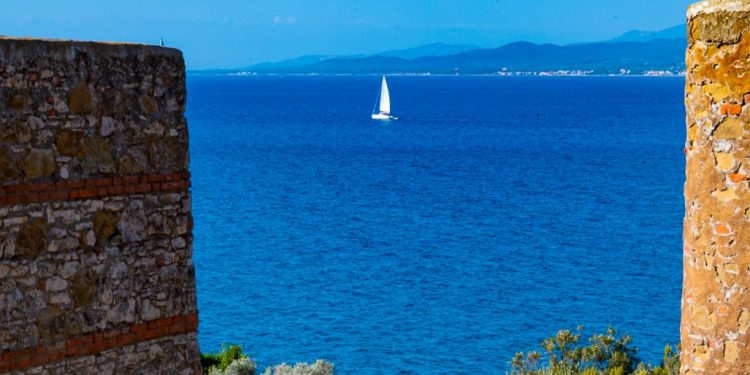 panoramica vista da una torre antica sul mare con barca a vela sullo sfondo