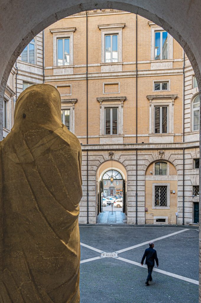 vista del cortile di Palazzo Braschi e dell'affaccio si Piazza Navona a Roma