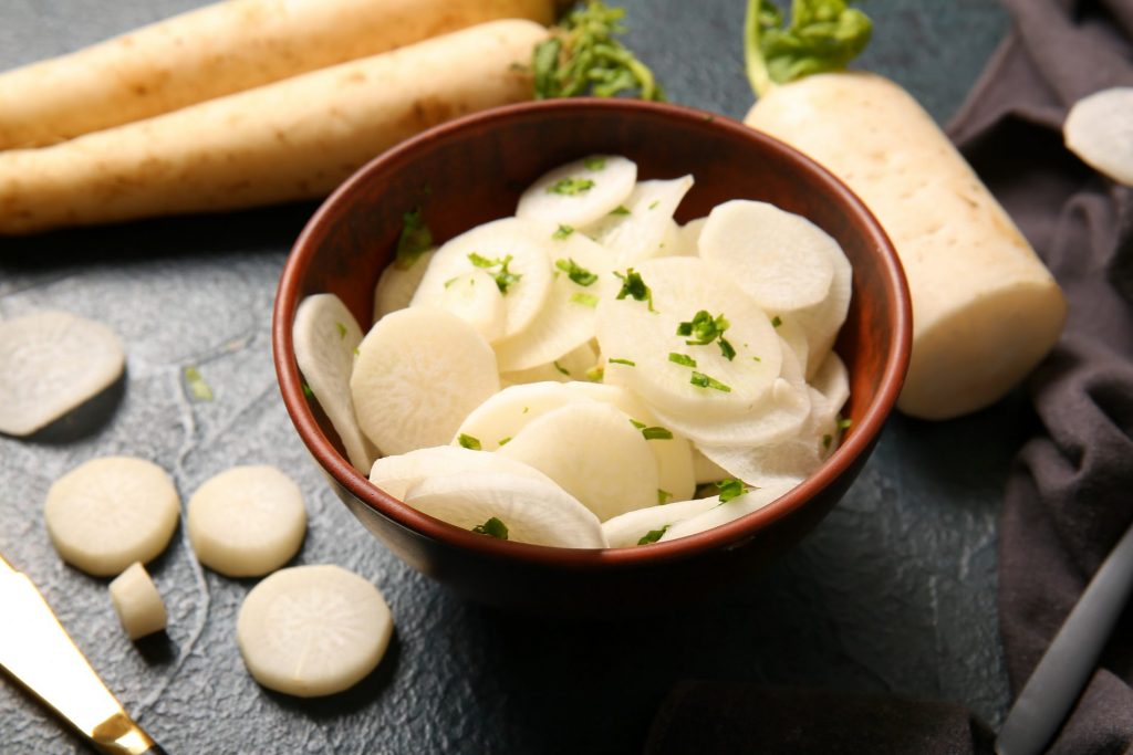 Piatto con al suo interno Daikon, una radice gaipponese