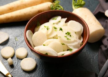 Piatto con al suo interno Daikon, una radice gaipponese