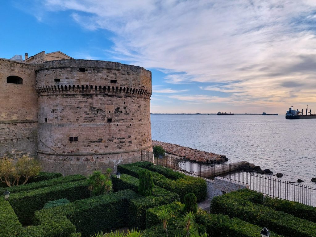 bastione di antico castello affacciato sul mare di Taranto