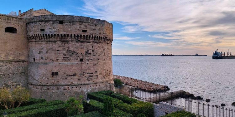 bastione di antico castello affacciato sul mare di Taranto