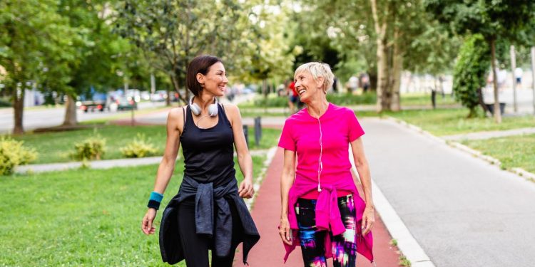 10000 passi quanti km sono? Due donne che camminano insieme in tuta