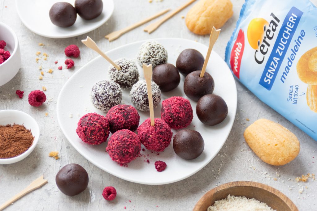 piatto bianco con palline ai lamponi, al cioccolato e al cocco