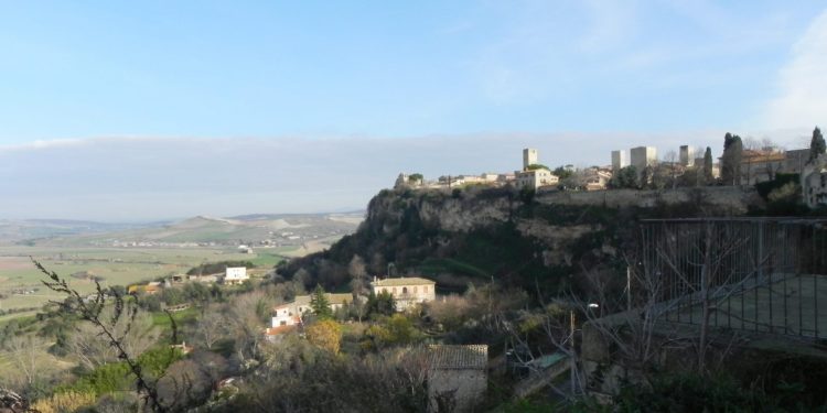 una veduta panoramica di Tarquinia nell'alto Lazio