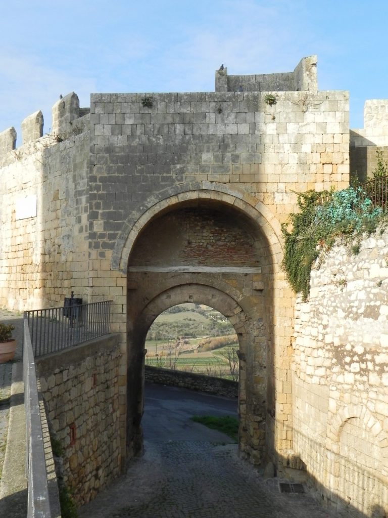 la porta del castello di Tarquinia