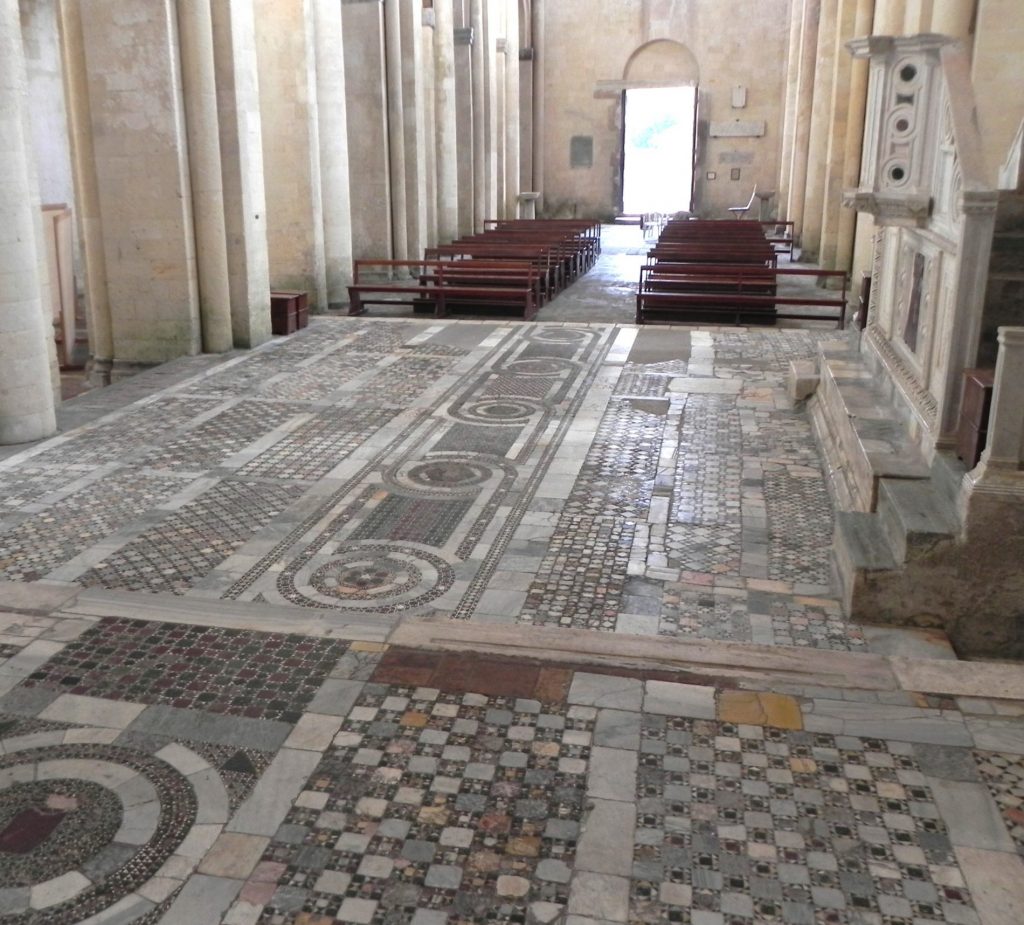 interno di Santa Maria in Castello a Tarquinia